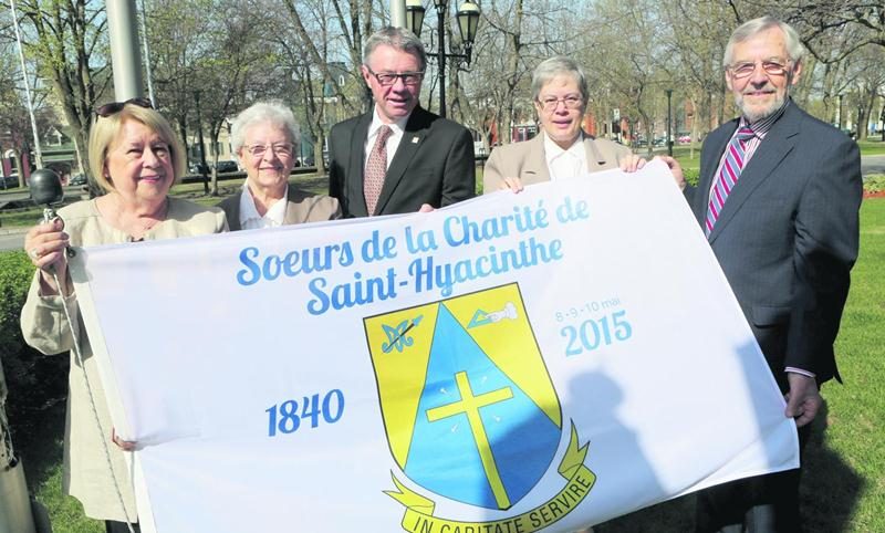 Francine Morin, préfet de la MRC des Maskoutains, Sr Lise Chabot, présidente du comité ­organisateur du 175e, Claude Corbeil, maire de Saint-Hyacinthe, Sr Diane Beaudoin, supérieure générale des Soeurs de la Charité de Saint-Hyacinthe, et Claude Bernier, ancien maire de Saint-Hyacinthe, posent fièrement avec un drapeau affichant le blason de la communauté.Photo Robert Gosselin | Le Courrier ©