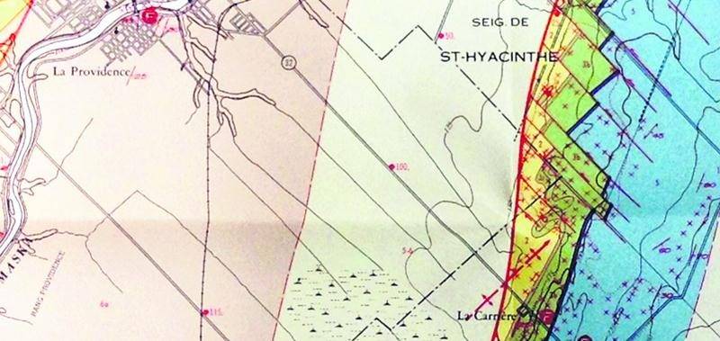 Sur cette carte datée de 1964, on voit bien ce qui reste de la tourbière de Saint-Dominique. Rapport géologique 101. Région de Saint-Hyacinthe (moitié ouest), 1964. Bibliothèque du Séminaire de Saint-Hyacinthe.