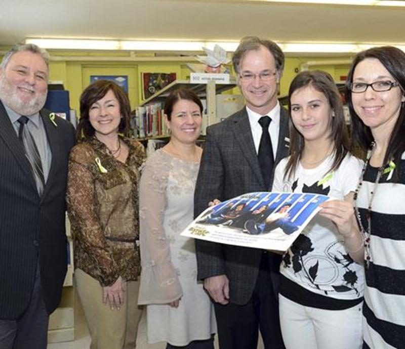 Sylvain Fugère, directeur de l'école Casavant; Marie Rouleau, agente de développement pour la Montérégie d'Academos Cybermentorat; Caroline Dupré, directrice générale de Commission scolaire de Saint-Hyacinthe; Richard Flibotte, président de la Commission scolaire; Rosalie Poulin étudiante et Caroline Gélinas, conseillère en orientation.