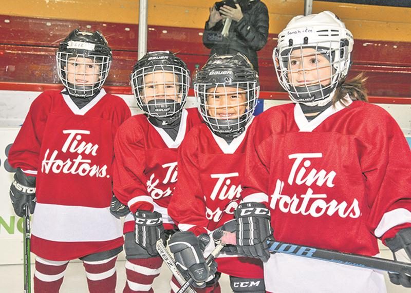 Les sourires étaient grands sur les visages des jeunes hockeyeurs de passage au Stade L.-P.-Gaucher. Photo François Larivière | Le Courrier ©