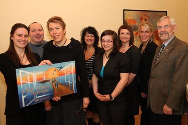 Valérie Ouellet, coordonnatrice du TUM, Steeve Tétreault, Chantal Duchesneau, Sylvie Fortin, Mélanie Lapierre, représentante du député Émilien Pelletier, Hélène Fortin, Julie Desloges, représentante pour les Caisses Desjardins du secteur maskoutain, et le maire Claude Bernier, invitent les gens à célébrer les 20 ans du TUM.