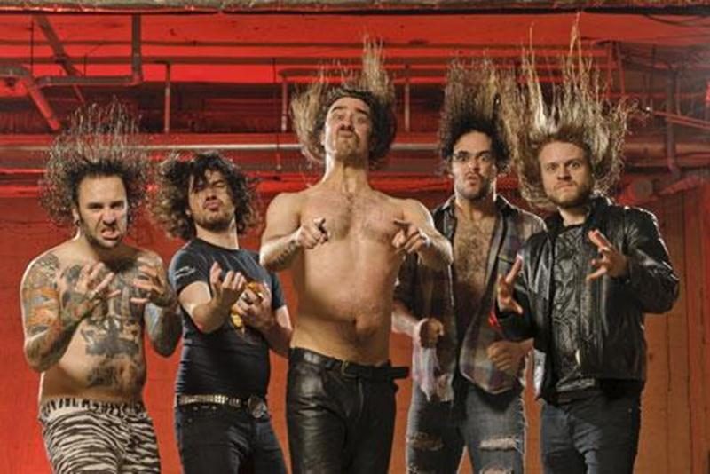 Le groupe de Québec Dance Laury Dance, qui a fait la première partie du groupe Metallica lors du Festival d'été de Québec, sera en prestation au bar Le Trash le jeudi 10 novembre vers 20 h. Se démarquant pour leur goût du rock'n roll, le groupe a eu l'occasion de faire rocker le Québec en montant sur la scène d'évènements musicaux tels Les Francofolies, Woodstock en Beauce et Jonquière en musique.