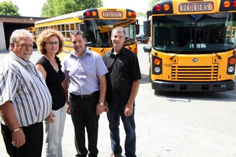 À la suite des inondations dans le Haut-Richelieu, des autobus seront mis à la disposition de tous les Maskoutains qui désirent donner un coup de main aux sinistrés lors de la grande corvée de nettoyage organisée par SOS Richelieu. Un autobus sera disponible le samedi 18 juin et le dimanche 19 juin. Les départs auront lieu à 7 h au 4220 boul. Laurier Est à Saint-Hyacinthe et le retour se fera vers 18 h. Les bénévoles doivent apporter bottes en caoutchouc et gants. Pour s'inscrire, veuillez conta