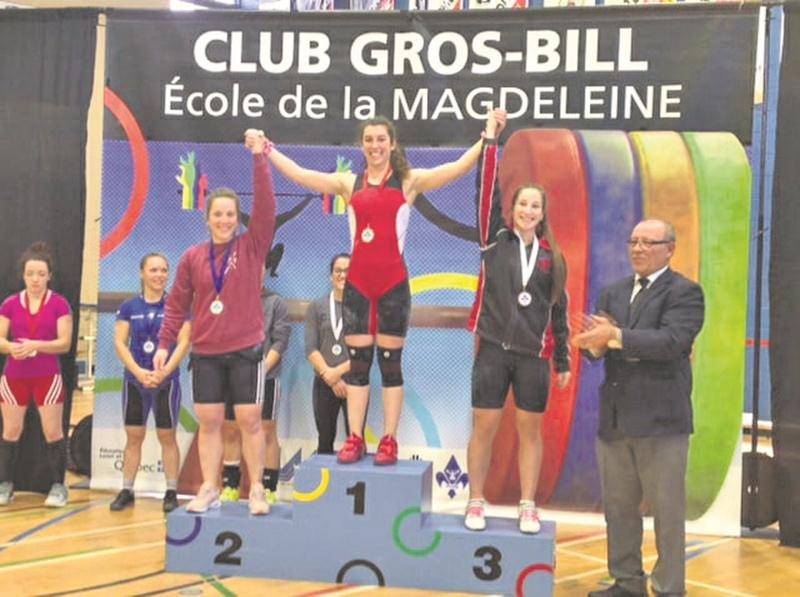 La Machine Rouge a tout raflé chez les 58 kg, mené par Tali Darsigny qui a amélioré ses trois records canadiens juniors. Elle a été suivie de Rachel Leblanc-Bazinet (à gauche) et de Caroline Lamarche-McClure (à droite) sur le podium. Photo Facebook