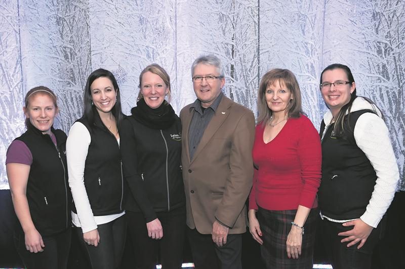 Léon Guertin accompagné d’une partie de l’équipe du Salon de l’agriculture. Dans l’ordre habituel, Marianne Beauregard, Roxanne Daviau, Sophie Gendron, Léon Guertin, Louise Perrault et Annick Martin.    Photo Salon de l’agriculture