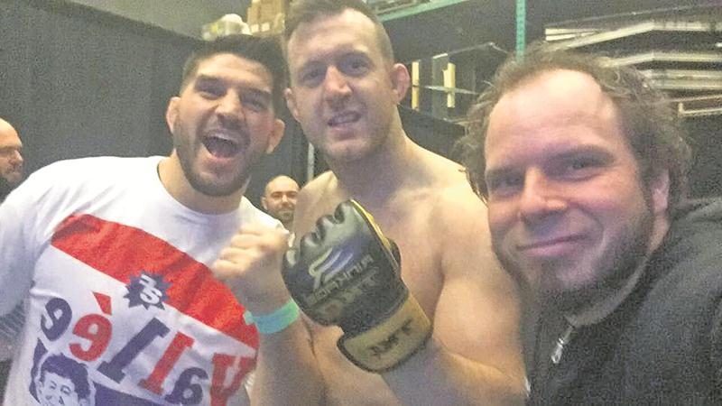 Francis Charbonneau célèbre sa victoire entouré de son bon ami Patrick Côté et de son entraîneur Yanick Bergeron. Photo Courtoisie Facebook