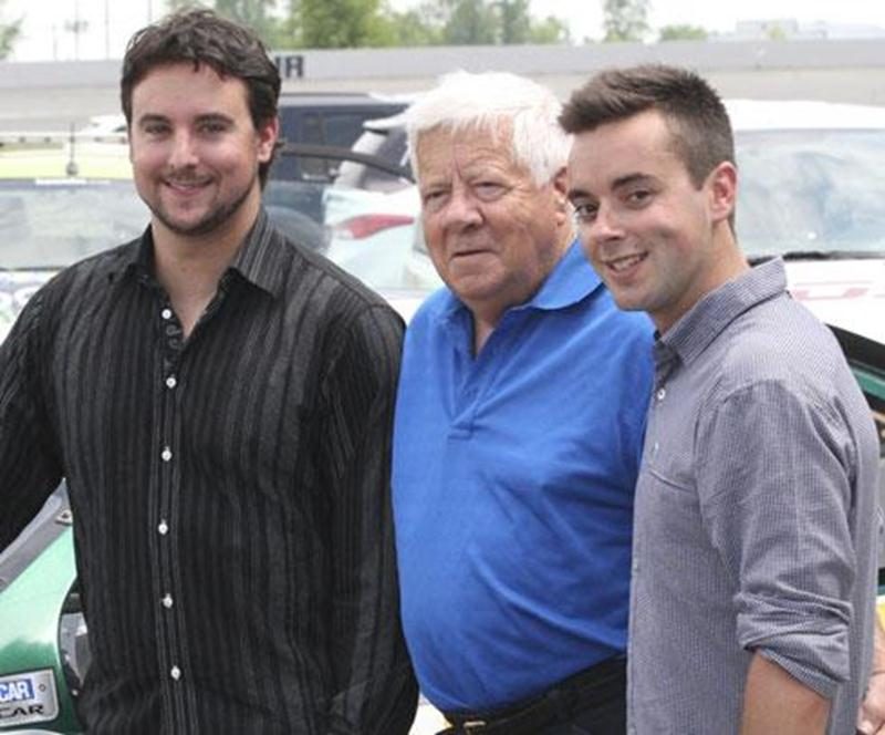 Sur la photo, Andrew Ranger, Jean-Paul Cabana, propriétaire de l'école de stock-car Jean-Paul Cabana, et Keven Beaucage, directeur général de l'Académie Andrew Ranger.