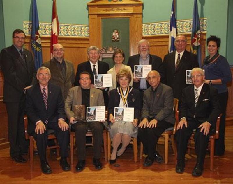 Les candidats soumis par la Ville de Saint-Hyacinthe au Prix Dollard-Morin et au Prix d'excellence 2001 ont été honorés récemment à l'Hôtel de Ville. Lauréat provincial dans la catégorie Relève au Prix Dollard-Morin, David Guilmaine était du nombre, tout comme les candidats représentant la Ville dans trois autres catégories, soit Carole Turcotte, la Caisse Desjardins de Saint-Hyacinthe et le Club Optimiste Douville. On a aussi célébré le récent Prix d'excellence décerné au Rendez-vous des Papill