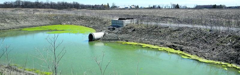 La fameuse « orientation 10 » gène la Ville de Saint-Hyacinthe dans ses démarches pour faire exclure de la zone agricole une terre de 50 hectares où coule le ruisseau Plein-Champ. Ajoutée au parc industriel Olivier-Chalifoux, cette parcelle lui permettrait d’accueillir la nouvelle usine Exceldor. Photo François Larivière | Le Courrier ©