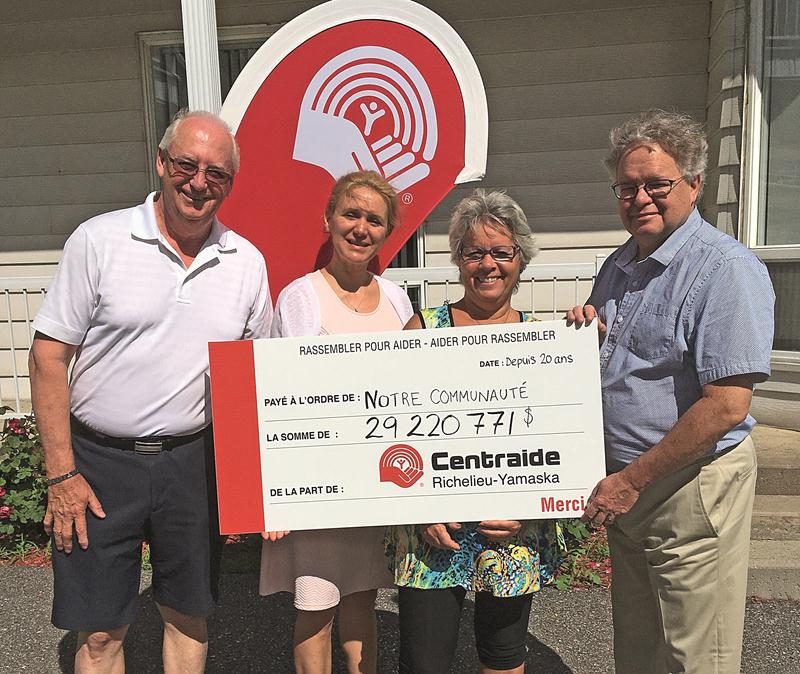 Des membres de l’équipe de Centraide Richelieu-Yamaska sont fiers de montrer qu’une somme de près de 30 MS a été investie dans la région maskoutaine depuis 20 ans.