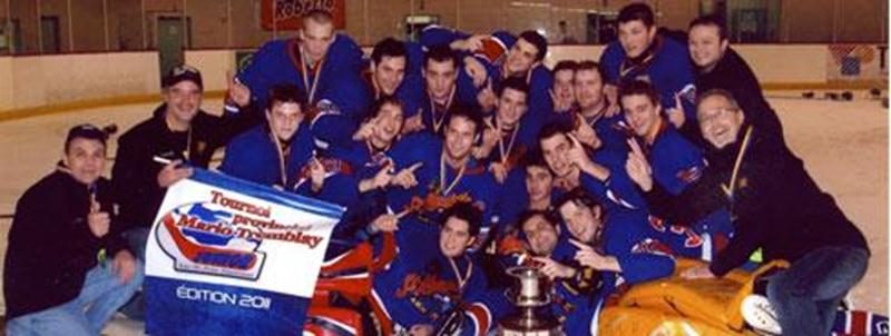 Une victoire de 3-0 contre les Éclaireurs de Lac-Etchemin en finale a permis aux Gaulois de Saint-Hyacinthe junior B de soulever la bannière du tournoi provincial de hockey Mario Tremblay, le 4 décembre, à Alma. La troupe de l'entraîneur-chef Daniel Foisy n'a subi aucune défaite durant son parcours au Saguenay-Lac-Saint-Jean. Les membres de l'équipe sont Simon Lapointe, Michel Simoneau, Philippe Rochefort, Maxime Foisy, Jean-Christophe Pilon, Guillaume Letendre, Sébastien Demers, Kevin Desmarais