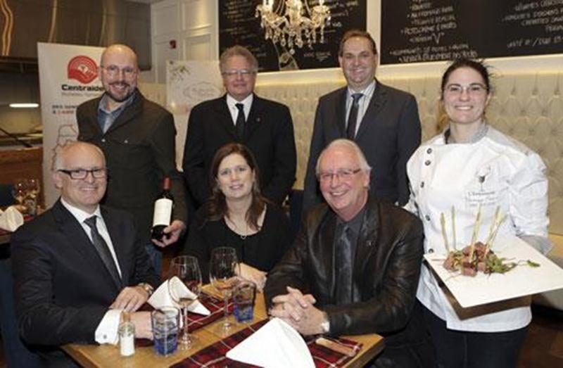 À l'arrière : Pierre Deslandes, propriétaire du Club de golf La Providence, Daniel Laplante, directeur général de Centraide Richelieu-Yamaska, Danny Laroche, président du Réseau Références Maska. À l'avant : Éric Dumouchel et Marie-Claude Baril, propriétaires de Baril Ford Lincoln, Pierre Piché, président bénévole du CA de Centraide Richelieu-Yamaska et Véronique Prévost, chef exécutive de l'Empanaché.
