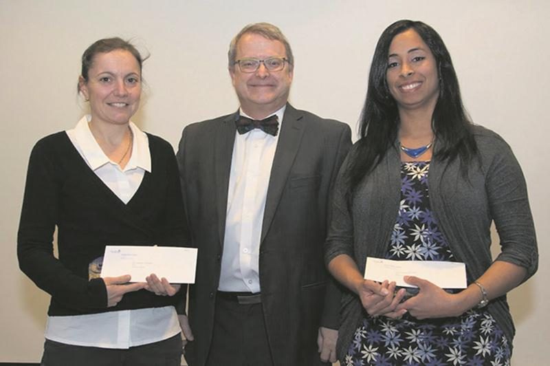 Maud De Lagarde, lauréate pour le 3e cycle, et Yaindrys Rodriguez Olivera, lauréate pour le 2e cycle, ont reçu le volet académique du Prix de la Technopole des mains du Dr Michel Carrier, vice-président de Saint-Hyacinthe Technopole et doyen de la Faculté de médecine vétérinaire.   Photo : Faculté de médecine vétérinaire de l’Université de Montréal