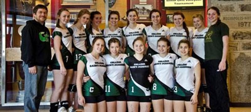 L’équipe juvénile de volleyball du Collège Saint-Maurice de Saint-Hyacinthe, sous la direction de Michel Daviau, entraîneur-chef, et Camille Massie, assistante-entraîneur, a remporté les grands honneurs lors du tournoi invitation de Kingston, en Ontario, les 13 et 14 janvier. Après un départ plutôt lent, l’équipe s’est retrouvée dans la section B et a fait volte-face. Elles ont disposé de l’équipe de Toronto par deux victoires consécutives, puis ont vaincu Ottawa en deux manches, en demi-finale.
