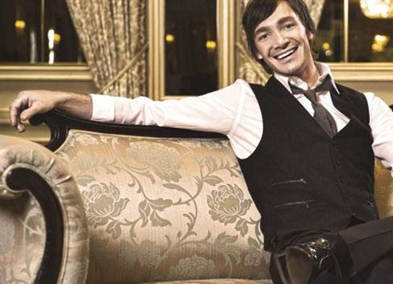 Influencé par Michael Bublé, Josh Groban et les grands « big band » des années 50, Michaël promet une soirée dynamique en ramenant son public à l'époque de Frank Sinatra et Dean Martin.