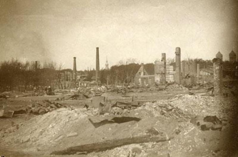Le centre-ville dévasté par l'incendie du 20 mai 1903. On distingue, en arrière-plan au centre, le clocher de l'église Notre-Dame-du-Rosaire et à l'extrême droite, les anciens clochers carrés de la cathédrale. On se souvient que la maison de Georges-Casimir Dessaulles était située juste à côté de la cathédrale. Elle fut détruite par un incendie en novembre 2010. Source : Centre d'histoire de Saint-Hyacinthe.