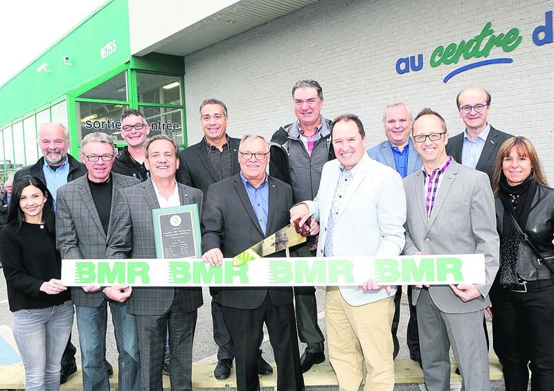 On aperçoit sur la photo, 1re rangée, de gauche à droite : Chantal Soucy, députée de Saint-Hyacinthe; Claude Corbeil, maire de la Ville de Saint-Hyacinthe; Patrice Gagnon, directeur général La Coop Comax; Michel Gauvin, président du conseil d’administration La Coop Comax; Pascal Houle, chef de la direction BMR; Robert Rose, directeur principal quincailleries BMR La Coop Comax; et Sylvie Tardif, vice-présidente opération logistique et transport. Deuxième rangée : Laurent Bousquet, administrateur