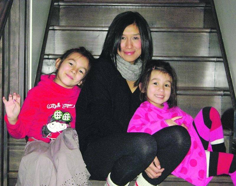 Les fillettes du couple, Rafaëla, 7 ans, et Maélie, 6 ans, qui posent en compagnie d’Evelyne Chagnon, ont été blessées dans l’accident, mais devaient revenir au Québec mardi avec leur grand-père. Photo courtoisie Alexandre Marin