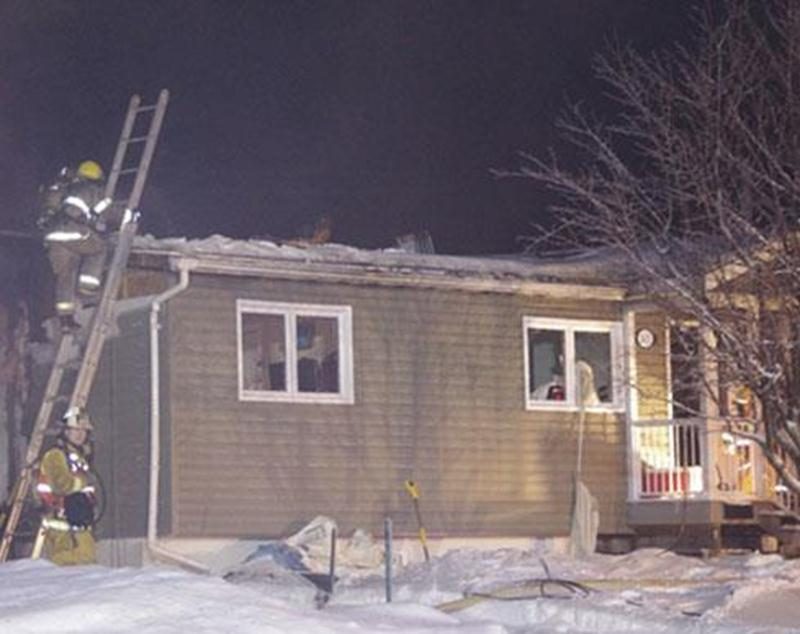 Un incendie a endommagé en grande partie une résidence de la rue Jolibois à Saint-Hyacinthe dans la nuit de vendredi à samedi. Plus d'une vingtaine de pompiers ont été mobilisés afin d'éteindre les flammes. Le feu a causé des dommages à la façade extérieure ainsi qu'au cabanon se trouvant à proximité. Un problème avec une chauffrette pourrait être en cause. Un couple et leurs deux enfants habitaient cette résidence et ils n'ont pas été blessés.
