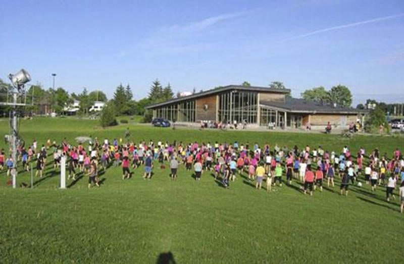 Le zumba en plein air au parc Les Salines est une expérience concluante! Les quatre premières des huit séances d’initiation au zumba ont attiré de nombreux adeptes : près de 500 personnes sont venues relever le défi! La Ville prévoyait tenir les quatre rendez-vous de juillet au Centre nautique, mais vu l’engouement de la population pour l’activité, les séances des 7, 9, 14 et 16 juillet se tiendront au parc Les Salines. Pour information, joindre le Service des loisirs au 450 778-8333.