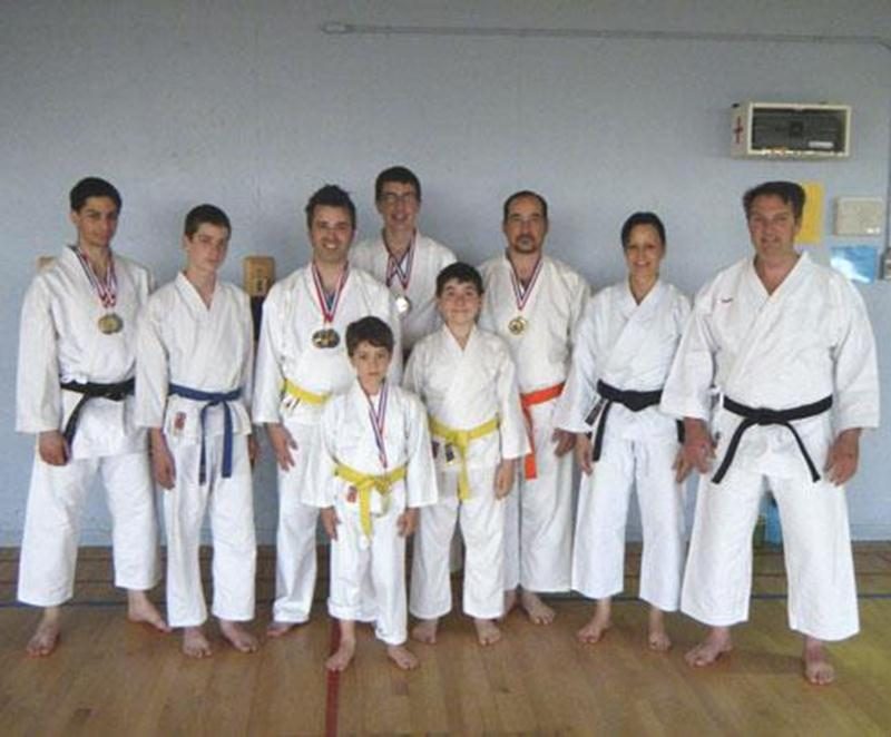 Plusieurs membres du Club de Karaté Maskoutain ont participé à la compétition régionale de l’Association de karaté Shotokan le 25 mai à Repentigny. Steven Rousseau a remporté une médaille d’argent en combat et de bronze en kata dans la catégorie ceinture noire, homme, 18 ans et plus. Chez les ceintures orange, Jean-Christophe Pelletier a mérité l’or en kata et l’argent en combat chez les 14-15 ans, Éric Gariepy a enlevé l’or en combat chez les adultes, et Étienne Desmarais l’argent en combat et