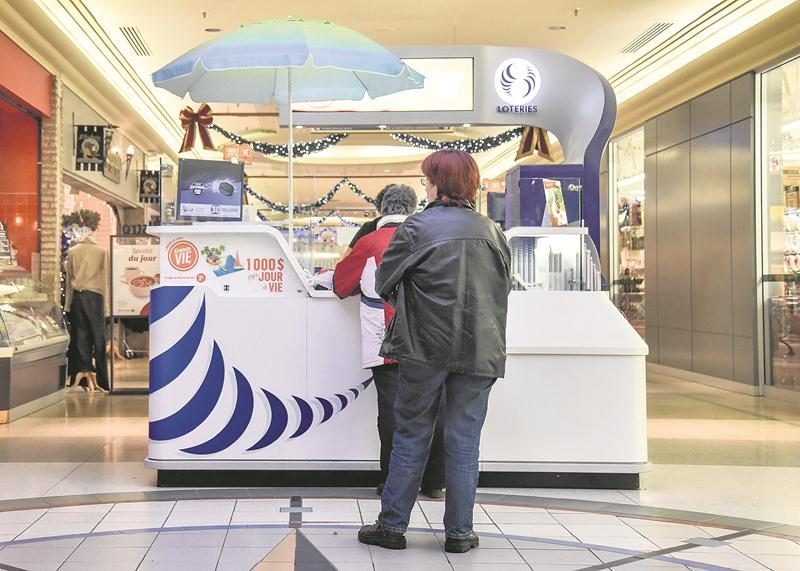 Au Québec, plus d’une centaine de kiosques comme celui installé aux Galeries St-Hyacinthe sont gérés par des organismes sans but lucratif. Photo François Larivière | Le Courrier ©