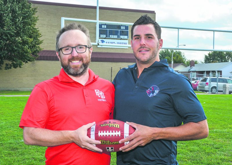 Les deux équipes maskoutaines de football juvénile s’affronteront vendredi pour couronner le vainqueur de la Coupe de football de Saint-Hyacinthe. Sur la photo, les entraîneurs en chef des deux clubs, Sébastien Blanchette (Drakkar) et François Laperrière (Patriotes). Photo François Larivière | Le Courrier ©