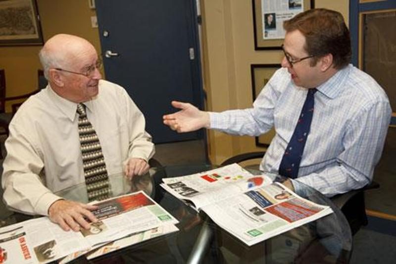 L'éditeur du Clairon, Benoit Chartier, pose en compagnie de Pierre Bornais, qui signe tous les textes du cahier souvenir soulignant les 100 ans du Clairon.