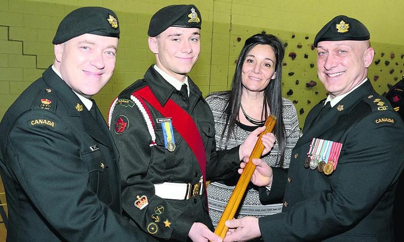 L’adjudant Landon Houde-Préfontaine reçoit un compte-pas en compagnie de major Laporte, Nancy Houde, sa mère, et lieutenant Préfontaine, son père. Photos François Larivière | Le Courrier ©