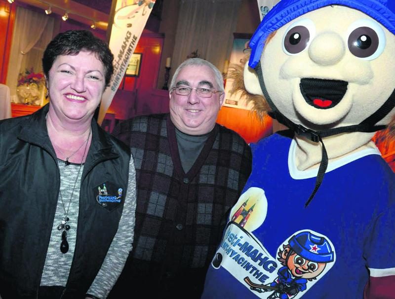 Sur la photo, la présidente du Festi-Mahg, Christiane Lussier, et le président de l’Association de hockey mineur de Saint-Hyacinthe, Serge Messier, accompagnés de Rookie. Photo François Larivière | Le Courrier ©