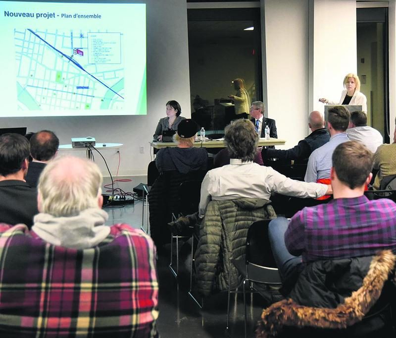 La nouvelle version du projet immobilier de Bellus Développement a paru satisfaire les citoyens qui ont asisté à la séance d’information du 28 janvier, au Centre aquatique.  Photo François Larivière | Le Courrier ©