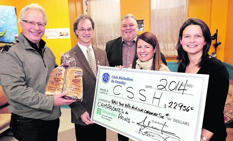 Dans l’ordre habituel : Michel Rosa, président du Club Richelieu Granby, Richard Flibotte, ­président de la CSSH, Sylvain Fugère, directeur de l’école Casavant, Caroline Dupré, directrice générale de la CSSH et Stéphanie Rodier, technicienne en organisation scolaire et responsable de la campagne à Casavant.  Photo Robert Gosselin | Le Courrier ©