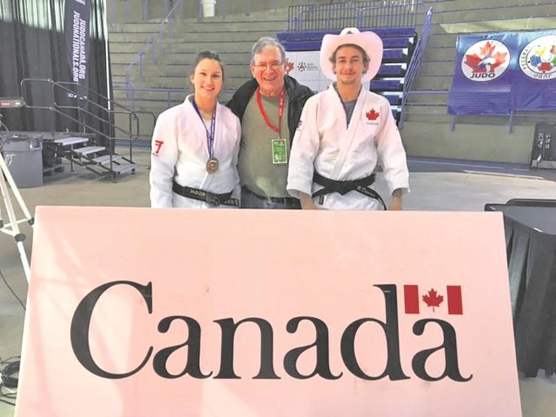 Sur la photo, les deux médaillés du Club de judo de Saint-Hyacinthe, Audrey Poirier (bronze, U21 - 70 kg) et Benjamin Daviau (or, U21 - 60 kg) en compagnie de l’entraîneur Louis Graveline.  Photo Courtoisie