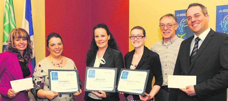 Sur la photo, de gauche à droite, Kathy Harvey (Cantine Chez Kathy – mention du jury), Nathalie Brouillard (Évasion Spas – 3e prix), Isabelle Dos Santos (Idos 42.2 – 1er prix), Cindy Beaudry (Les Productions BDA – 2e prix), Alain Robert et Benoit Bellavance (Les Trouvailles de l’Abbé Leclerc – prix Coup de coeur). Photo Robert Gosselin | Le Courrier ©