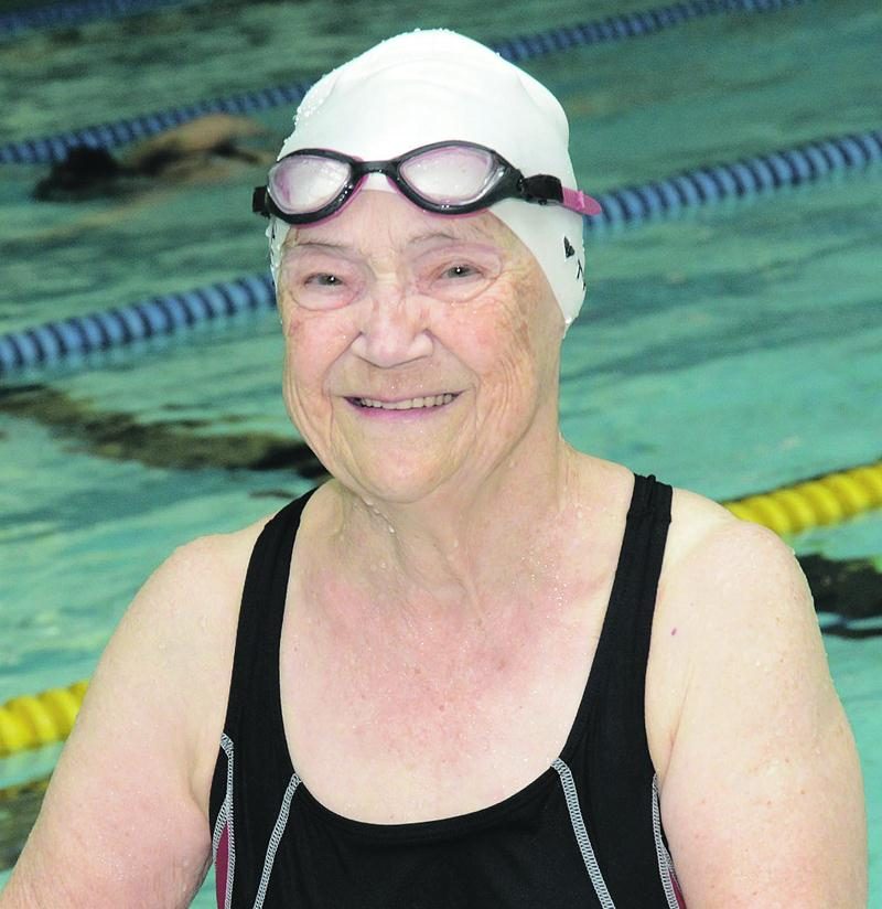 La Maskoutaine Claire Young se rend trois fois par semaine au Centre aquatique Desjardins pour y nager en longueur. Photo François Larivière | Le Courrier ©