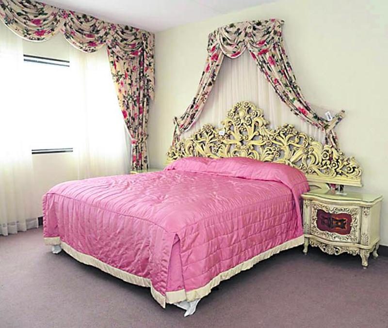 L’ensemble du mobilier composant les 150 chambres était à vendre. Cette suite de style rococo aura-t-elle une autre vie?