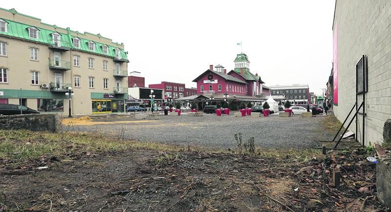 Un autre projet d’édifice de cinq étages vient d’être soumis à la Ville concernant le terrain vacant situé au 1600, des Cascades. Photo Robert Gosselin | Le Courrier ©