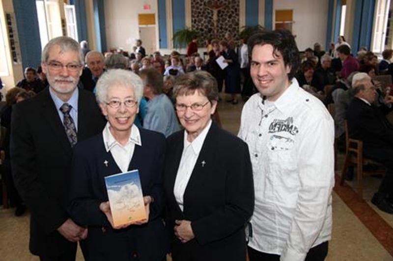 Pierre Vaudrin, président de la Fondation de l'ESSJ, Sr Denise La Barre, supérieure générale des Soeurs de Saint-Joseph, et Éric Pineault, éditeur, entourent Sr Marie-Claire Dupont (à la droite de M. Vaudrin), auteure de <em>La nonne en a son voyage!</em>.