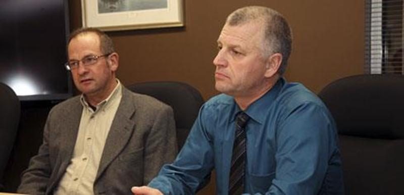 Au premier plan, Claude Viel, président de la Fédération des producteurs de bovins du Québec accompagné d'Yvon Boucher, représentant des producteurs de bovins au conseil d'administration de la Fédération de la Montérégie de l'UPA.