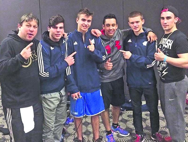 Les quatre boxeurs du Club de boxe de Saint-Hyacinthe, Raphaël Courchesne, Nathan Laliberté, Matteo Villate Cruz et Yannick Gaucher, entourés des entraîneurs Marc Seyer et Michael Gabdois. Photo Facebook