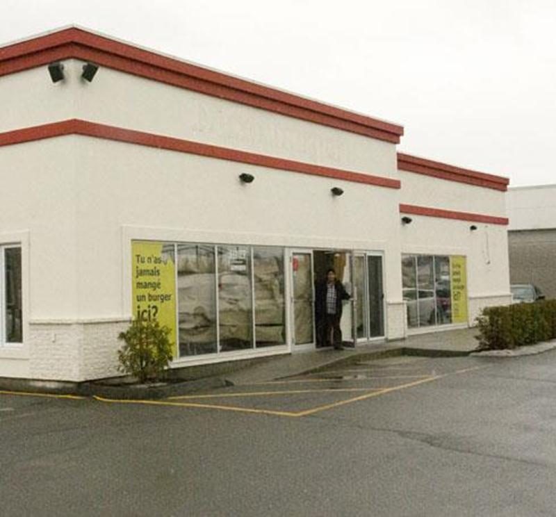 La bâtisse ou logeait le commerce de restauration Déso Burger est aujourd'hui à louer.