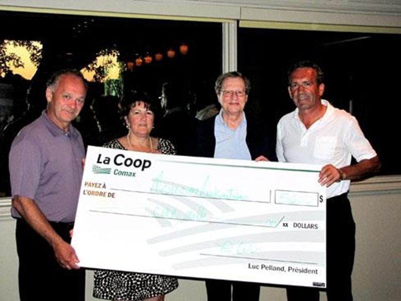 Sur la photo, de gauche à droite : Luc Pelland, président du conseil de Comax, Claudine Gauvin, directrice générale de Moisson Maskoutaine, Gilles Sénéchal, président du conseil de Moisson Maskoutaine, et Patrice Gagnon, dg Comax. 