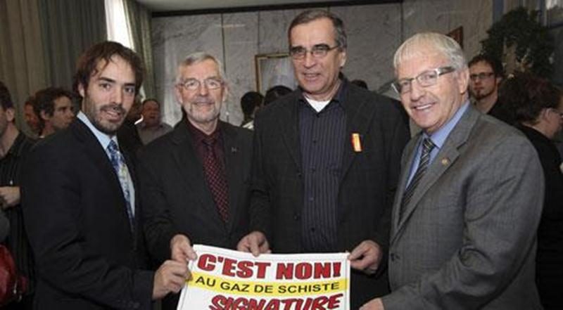 Sur la photo, dans l'ordre habituel, le député de Johnson Étienne-Alexis Boucher, le maire Claude Bernier, Jacques Tétreault, président du Comité des citoyens pour la protection de l'environnement maskoutain, et le député de Saint-Hyacinthe, Émilien Pelletier.