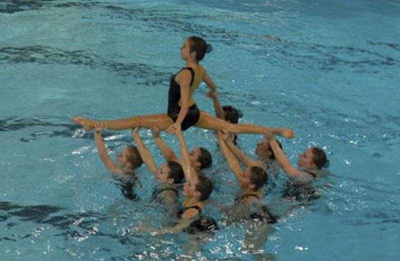 Neuf nageuses des Vestales lors de leur routine en combo intermédiaire.