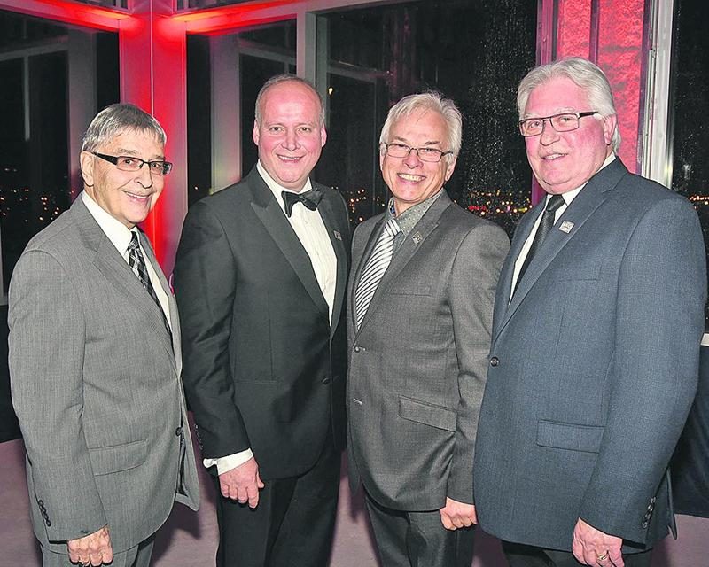 D’autres belles rencontres avec d’anciens présidents et partenaires actuels de la Chambre. On reconnaît Roger Duceppe, de la Fondation Aline-Letendre, André Brochu, des Galeries St-Hyacinthe, et Gilles Joyal.  Photo François Larivière | Le Courrier ©