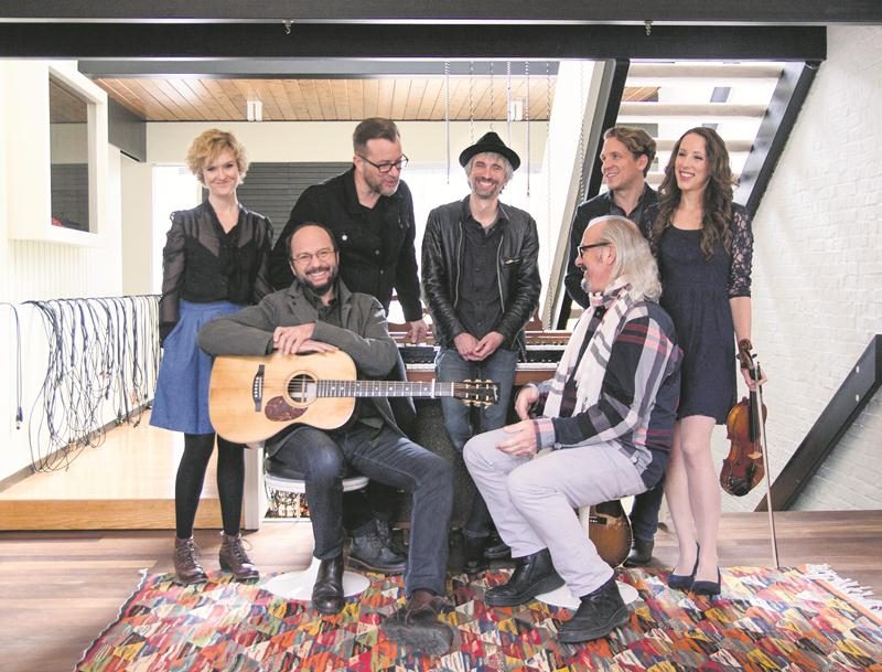 Sept jours en mai fera escale à Saint-Hyacinthe avant de complètement mettre fin à sa tournée à Sainte-Geneviève le lendemain. C’est donc votre dernière chance de voir les sept musiciens ensemble sur une même scène et de mettre une dose de mai dans votre mois de décembre.  Photo Marie-Claude Meilleur