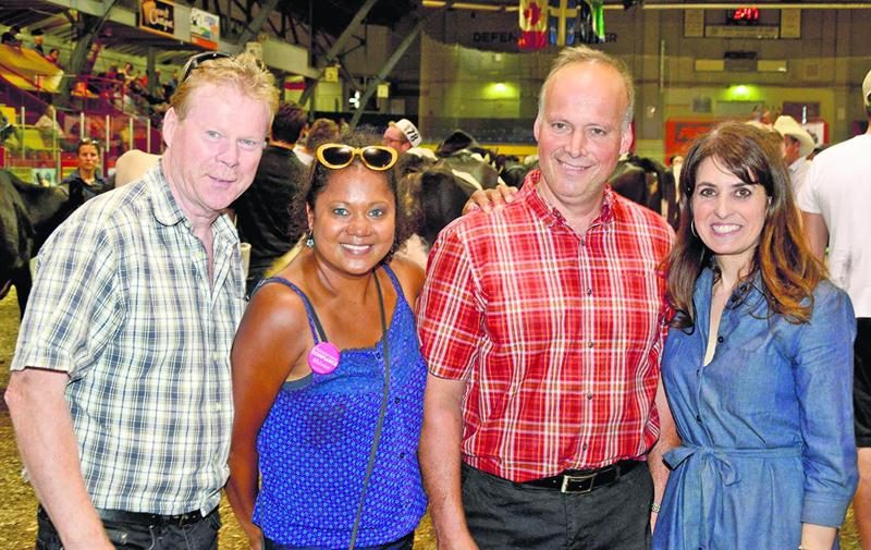 Véronique Hivon, candidate à la direction du Parti québécois, pose dans le pavillon des bovins à l’Expo en compagnie de son collègue André Villeneuve, député de Berthier, Ève-Mary Thaï Thi Lac et du président de l’Expostion agricole, Simon Giard. Photo François Larivière | Le Courrier ©
