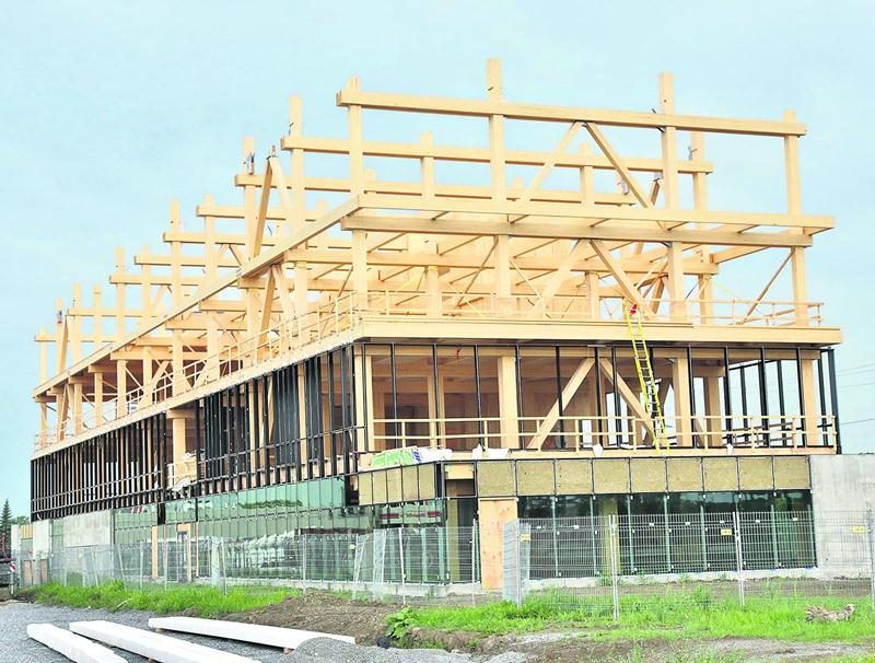La tour à bureaux de six étages construite par le Groupe Robin prend forme à proximité du complexe commercial M Rendez-vous Marchands. Représentant un investissement estimé à 18 M$, l’édifice aura une superficie de 8 000 mètres carrés. La particularité de cet immeuble situé en bordure de l’autoroute 20 est l’utilisation de bois d’ingénierie. Le Groupe Robin a fait appel à l’entreprise Nordic Structures spécialisée dans les produits et les systèmes de construction en bois massif. Selon ce fabrica