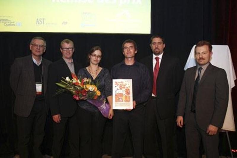 Sur la photo, de gauche à droite : François Huot, rédacteur en chef de Québec Vert; Michel Grégoire, président d’HortiCompétences; Manon Lavoie et Martin Chabot, copropriétaires d’Aménagements Passion Paysages, de Saint-Hyacinthe; David Poncelet, conseiller à la Commission des partenaires du marché du travail; et Olivier Marchand, directeur santé et sécurité chez ADP santé et sécurité au travail.