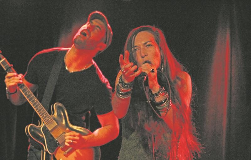 Whisky Legs et sa chanteuse Maude Brochu sont réputés pour leur fougue en spectacle.  Photo Olivier Dénommée